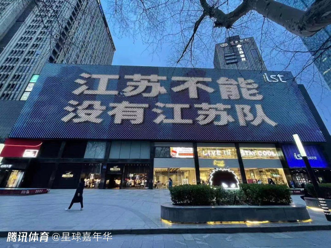 巴黎圣日耳曼的管理层认为他们的一线队仍在不断发展中，他们请来了恩里克，在夏季转会窗，俱乐部签下了11名一线队球员，并出售多名高薪球员。